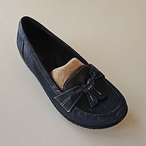 New Clarks Ashland Bubble Loafer in Navy Snake, Size 6XW